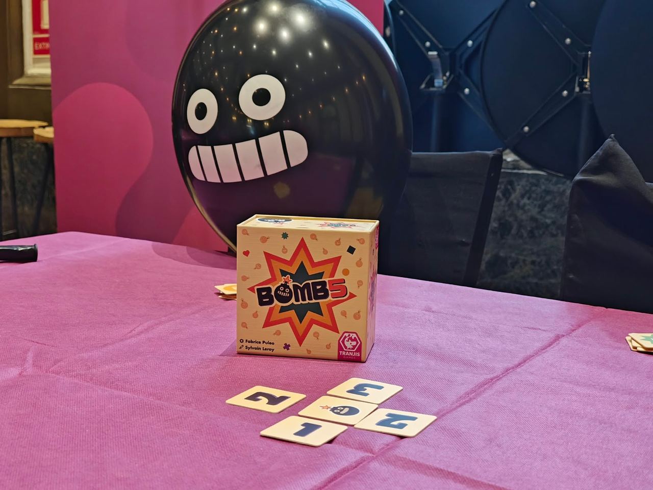 Bomb5 y globo promocional