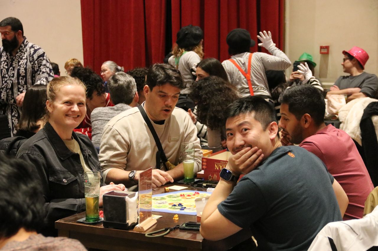 Personas jugando a juegos de mesa en L' Estació - Espai Gastronòmic